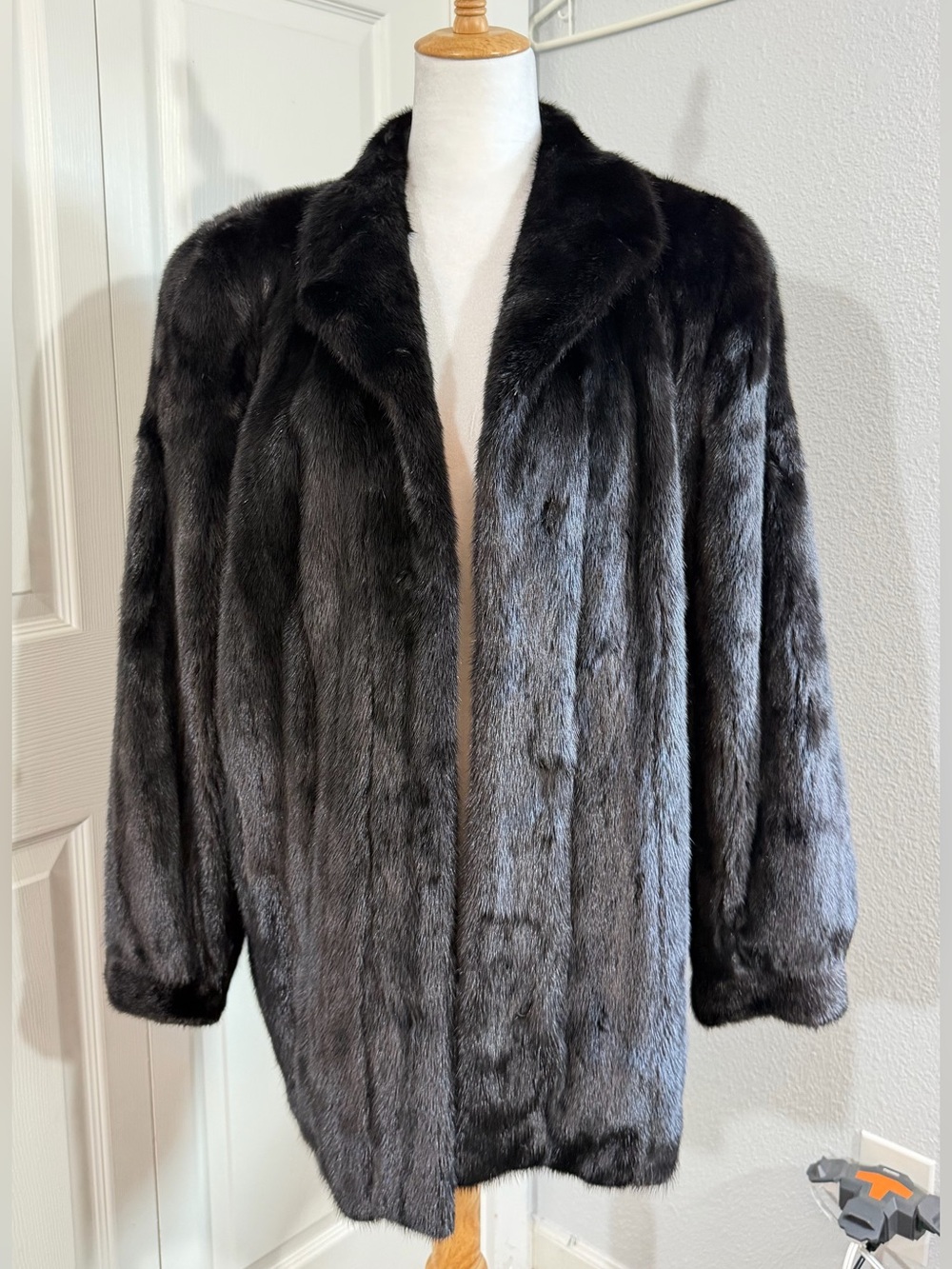 Vintage Saga Mink Fur Coat Genuine Ranched Mink Dark Fur Coat Womens Size 14 - Picture 4 of 16